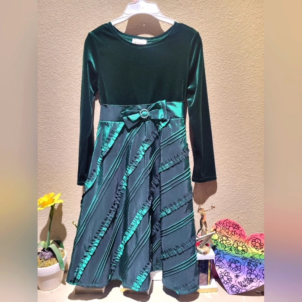 Girls size 10 green velour party dress with ruffle details and bow